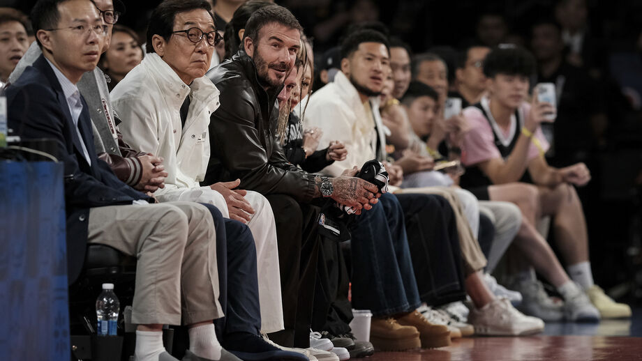 David Beckham e Jackie Chan assistem ao jogo