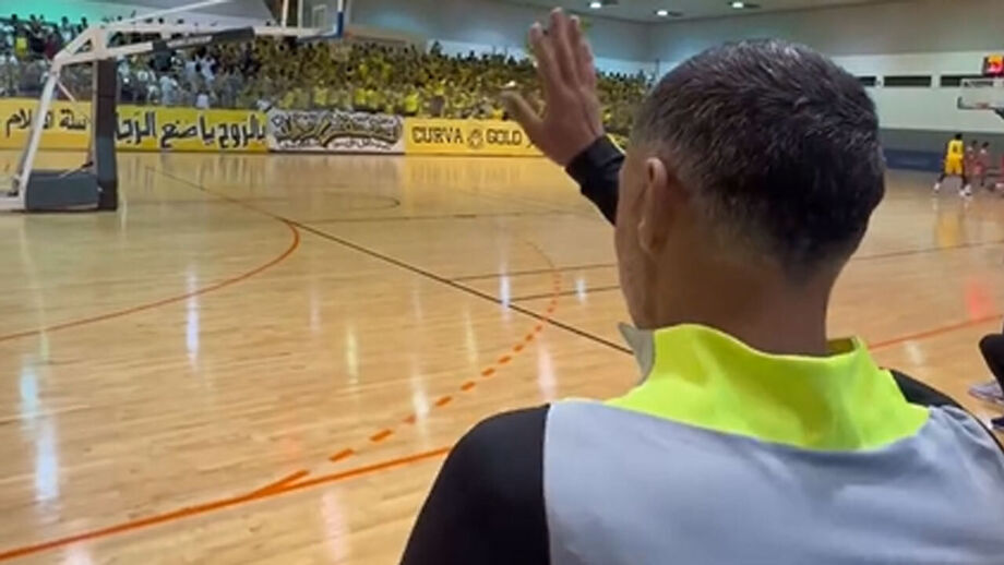Treinador português foi a um jogo de basquetebol da equipa e foi... a loucura