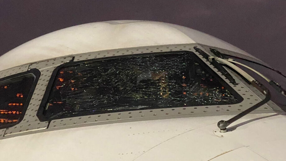 Avião sofre danos no para-brisas durante voo