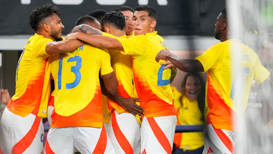 Jogadores da Colômbia festejam frente ao México