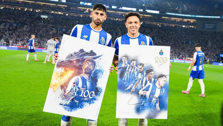 Pepê homenageado pelos 200 jogos, com Alan Varela a celebrar os 100