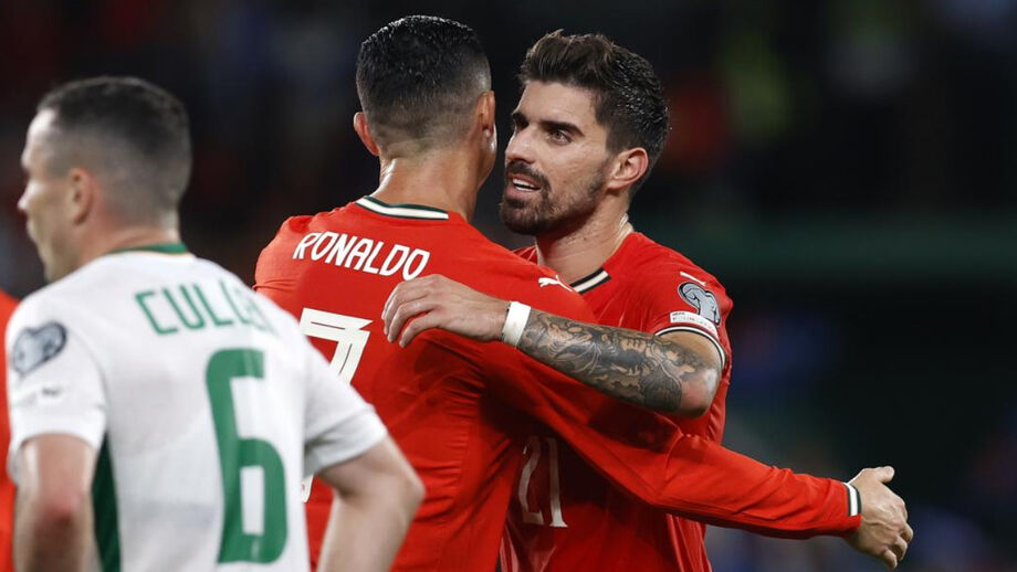 Ronaldo abraça Rúben Neves após o golo à Irlanda 