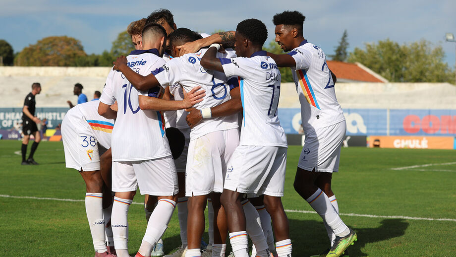 Jogadores celebram vitória após expulsão de João Freitas