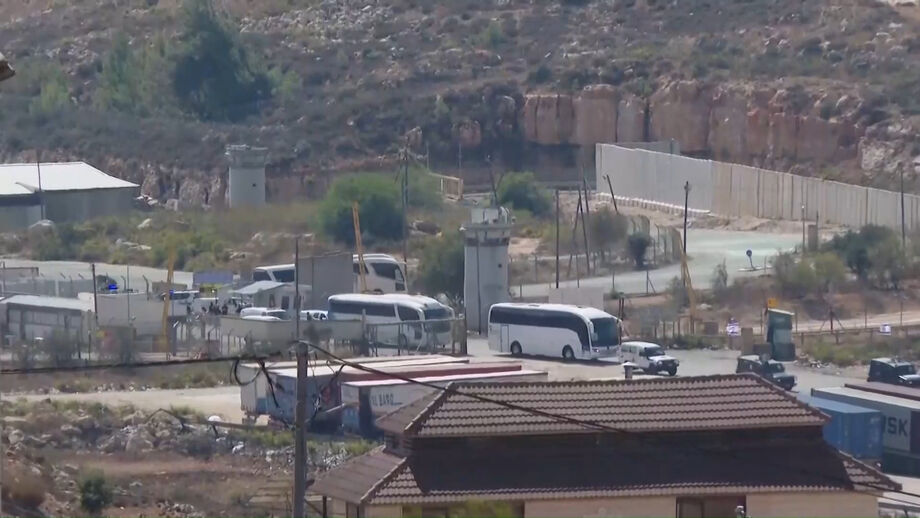 Autocarros com prisioneiros palestinianos libertados deixam prisão de Ofer na Cisjordânia