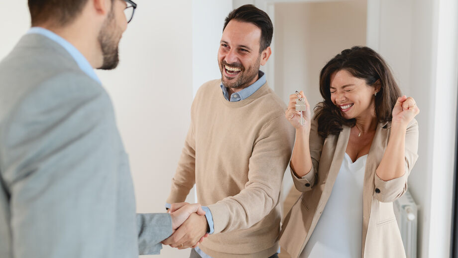 Casal celebra a compra de casa nova com a ajuda de um agente