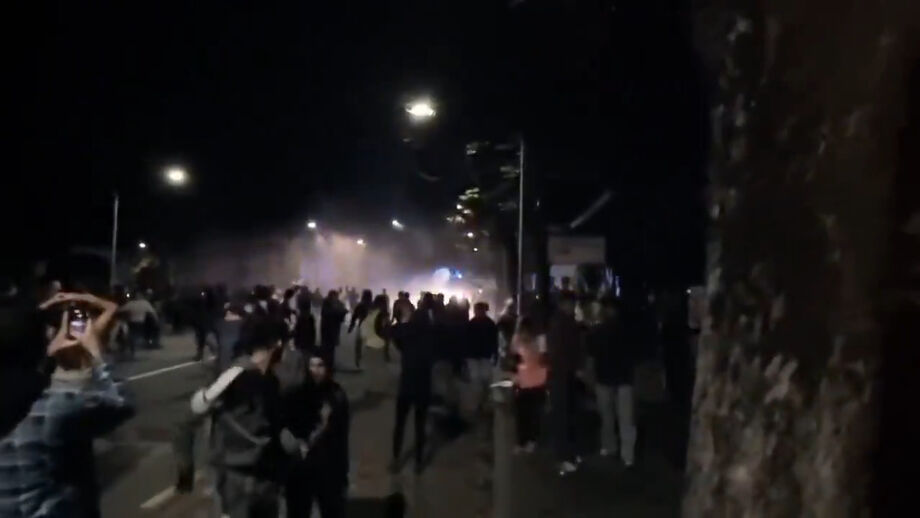 Cerca de 10 mil pessoas gritaram palavras de ordem fora do estádio, em Udine