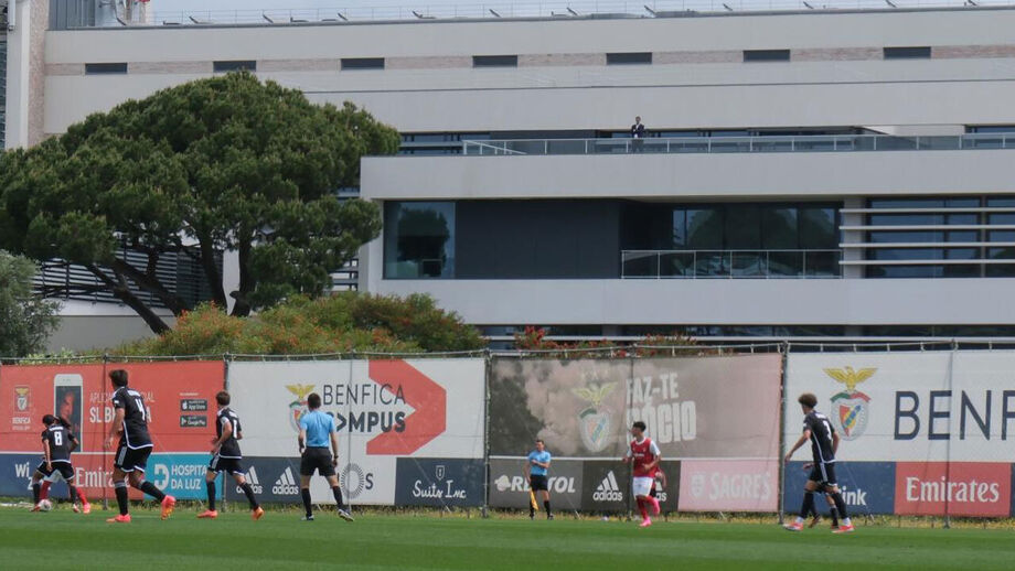 Rui Costa a assistir a um jogo de juniores dos encarnados no Benfica Campus