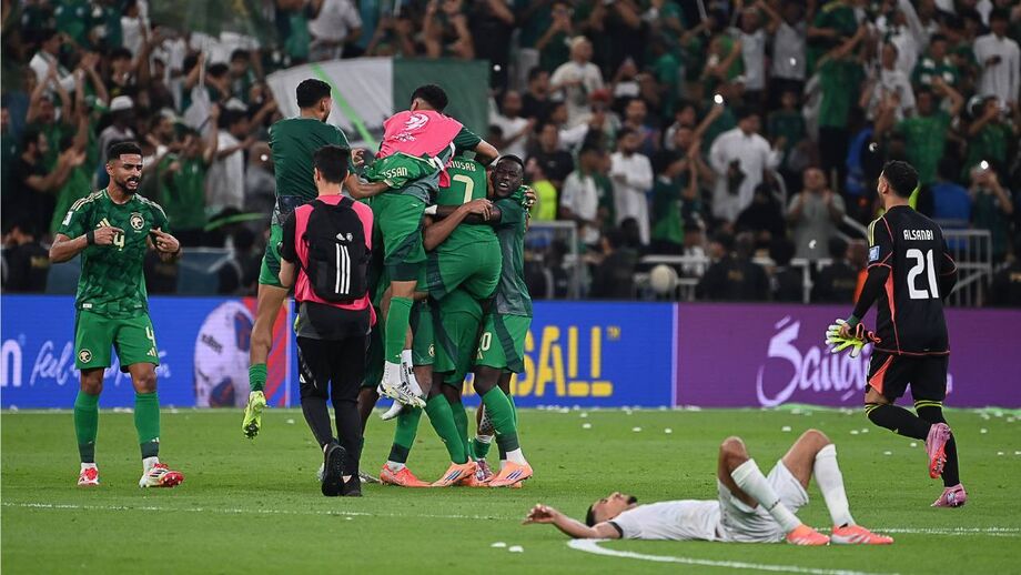 Jogadores sauditas festejam a vaga garantida no Mundial'2026