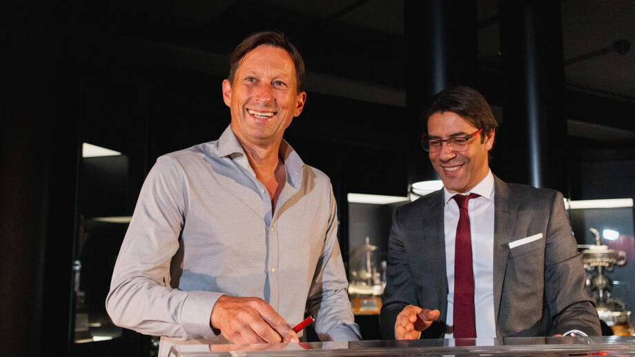 Roger Schmidt e Rui Costa no momento da apresentação