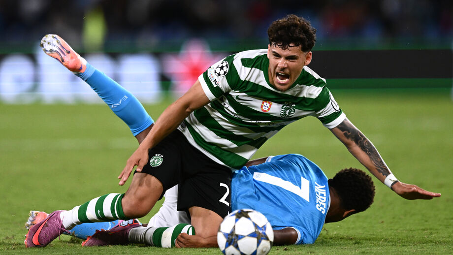 Maxi Araújo em disputa com David Neres no Diego Armando Maradona