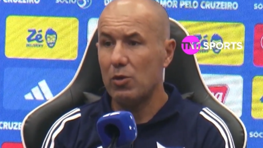 Treinador português do Cruzeiro mostrou indignação no final da partida com o Atlético-MG