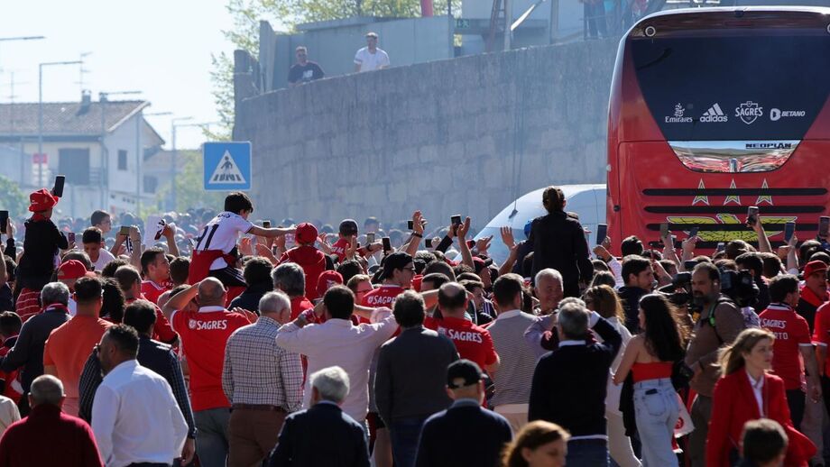 Autocarro do Benfica na chegada a Chaves antes de um jogo em 2023