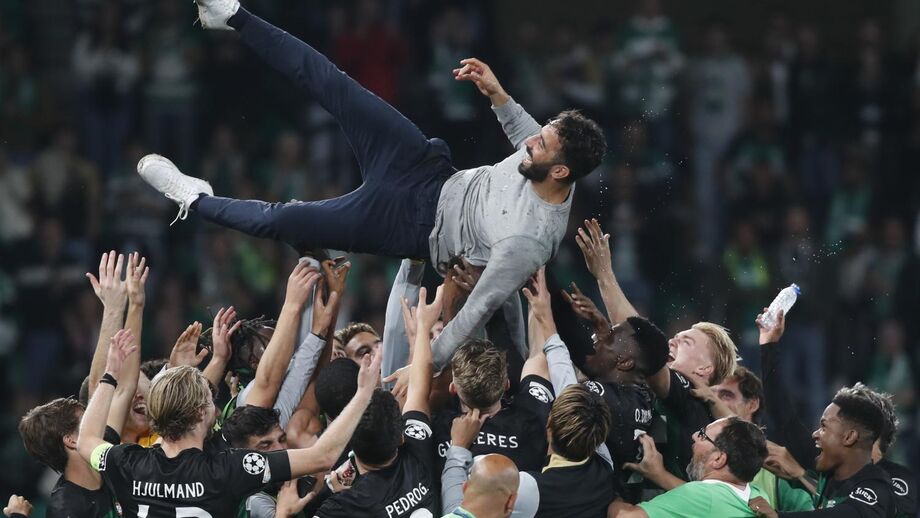 Ruben Amorim atirado ao ar pelos jogadores do Sporting após o jogo com o City
