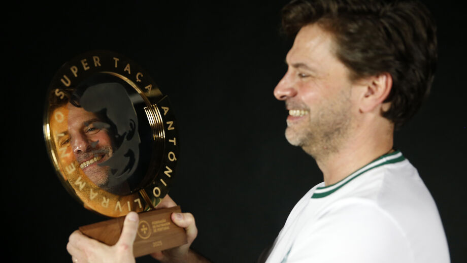 Edo Bosch exibe a Supertaça António Livramento após conquista