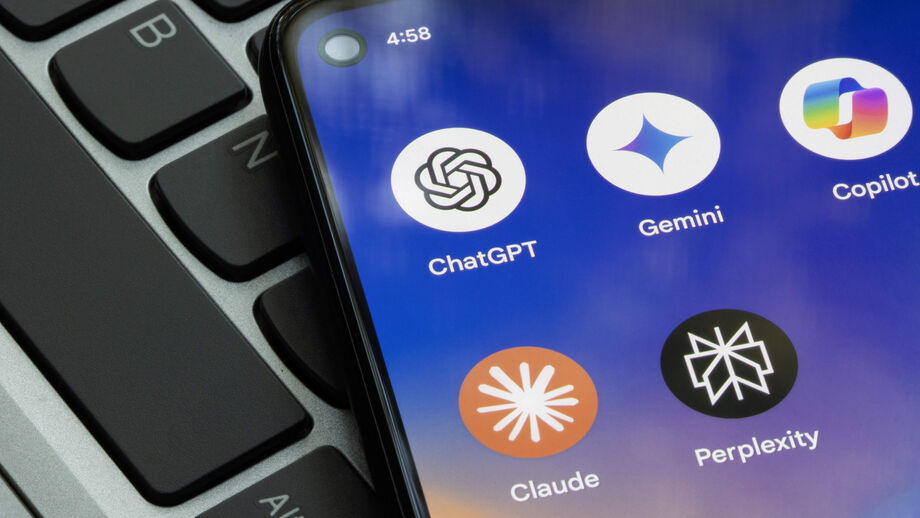 Chatbots como ChatGPT, Gemini, Claude e Perplexity num smartphone