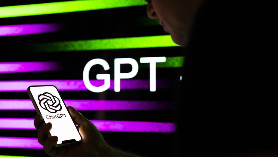 Utilizador explora o ChatGPT num smartphone