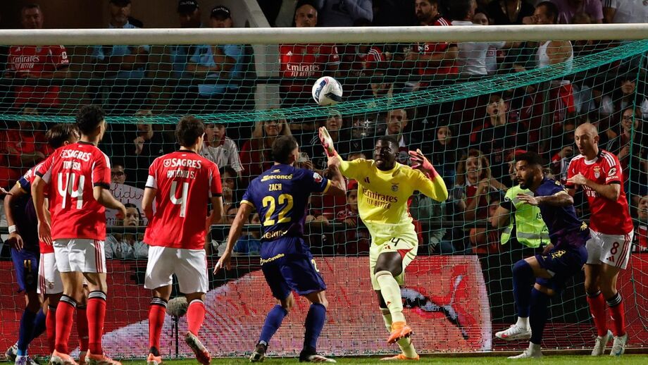 Samuel Soares no jogo com o Chaves