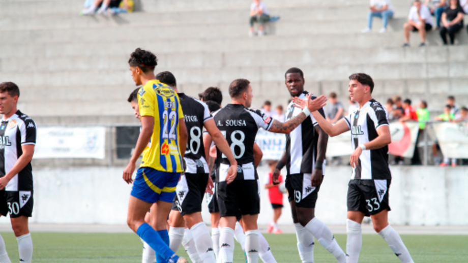 Francisco Gonçalves (à direita) festeja o seu golo com o Rebordelo