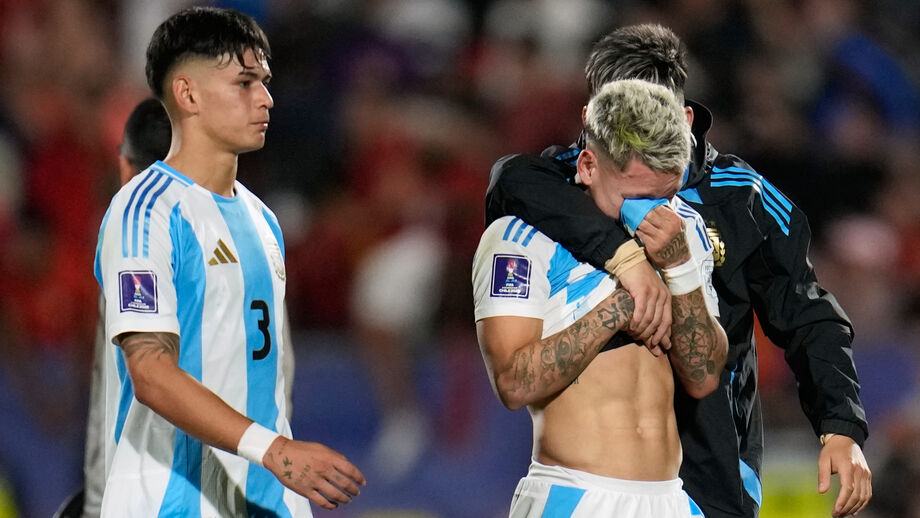 Prestianni, jogador do Benfica, não evitou as lágrimas depois da derrota na final do Mundial de sub-20