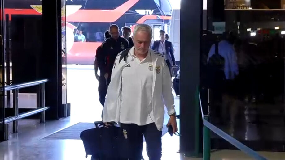 Plantel liderado por José Mourinho seguiu viagem ao início da tarde desta segunda-feira
