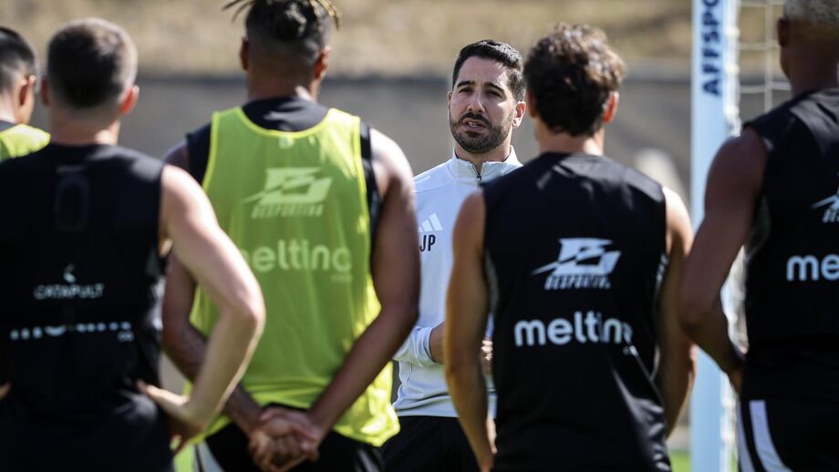Técnico João Pereira fala ao plantel dos gansos durante um treino 