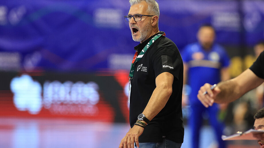 Treinador de andebol português gesticula durante jogo
