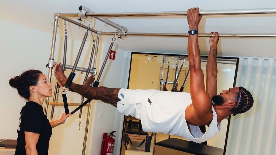 Nas redes sociais, St. Juste publicou fotografias e vídeos a praticar pilates