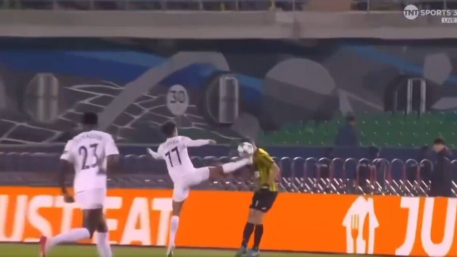João Correia expulso após pontapé na cara de Luís Mata no jogo Kairat Almaty vs Pafos
