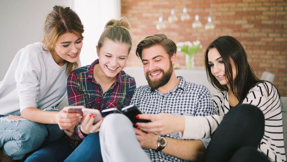 Pessoas reunidas consultam telemóveis com Lyca Boss Ilimitado