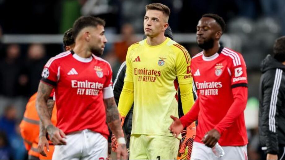 Jogadores do Benfica em campo frente ao Newcastle