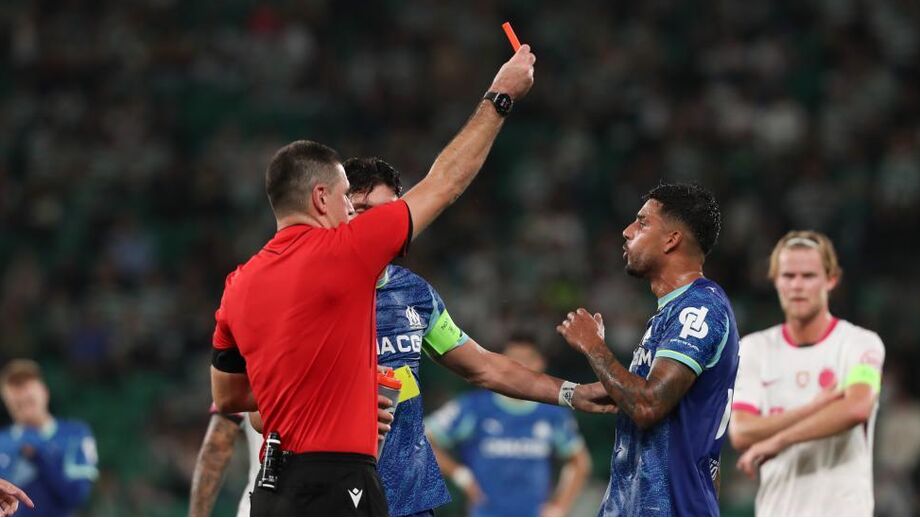 Árbitro mostra cartão vermelho durante o jogo entre Sporting e Marselha
