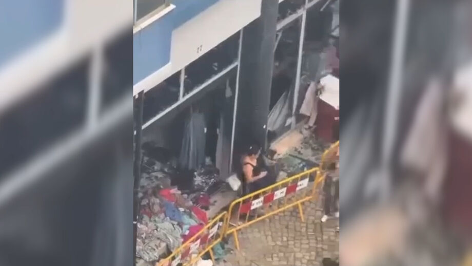 Imagens mostram mulheres a retirar peças de roupa dos destroços