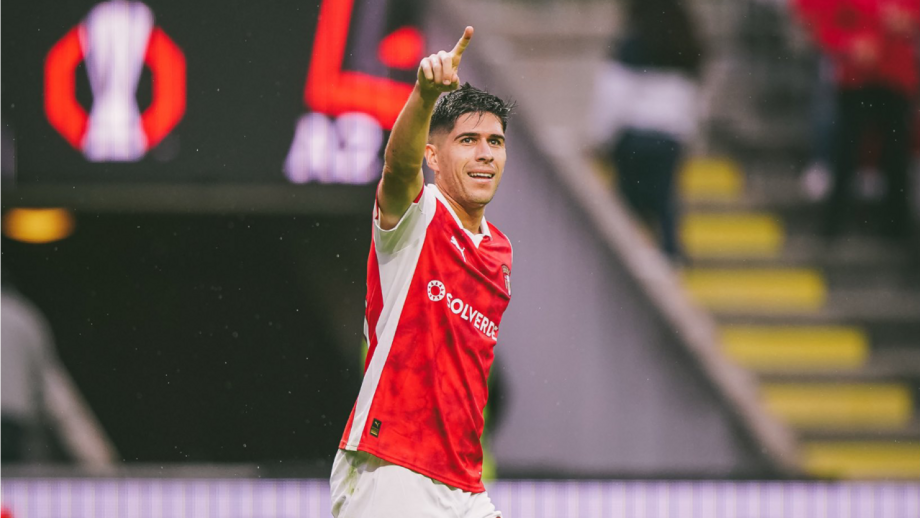 Fran Navarro celebra golo frente ao Estrela Vermelha