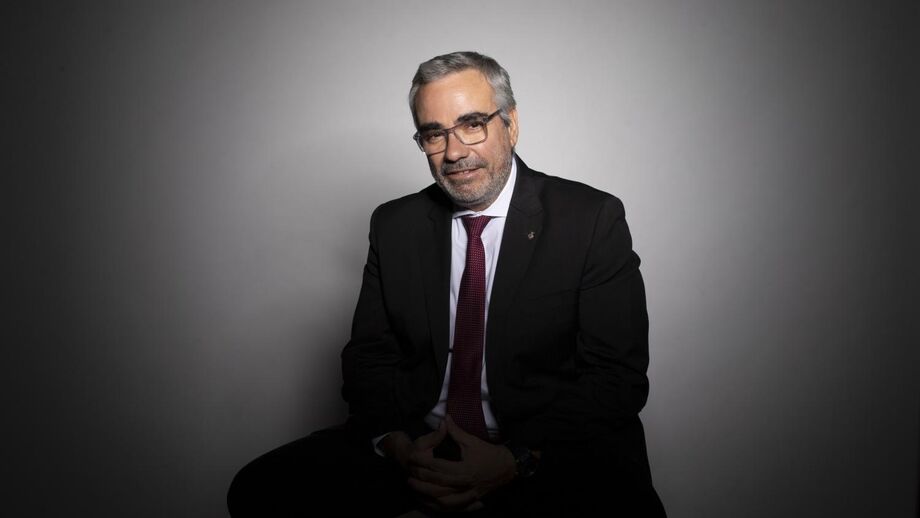 José Pereira da Costa posa para a foto com fato e gravata