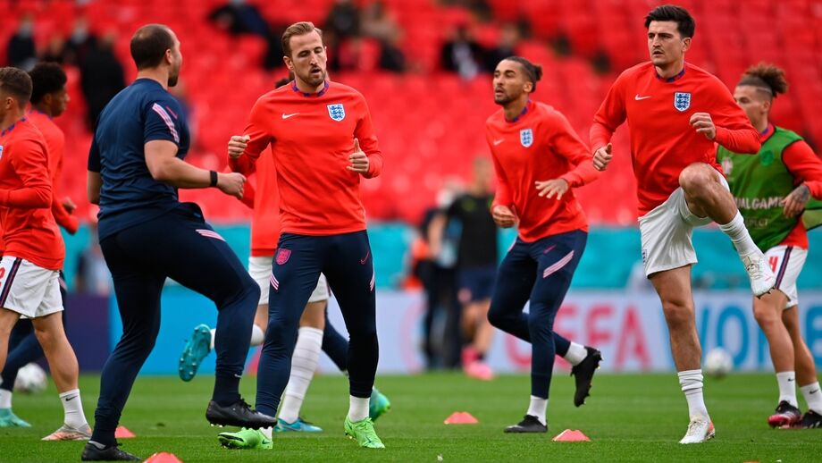 Jogadores da seleção inglesa treinam em Wembley antes de jogo importante