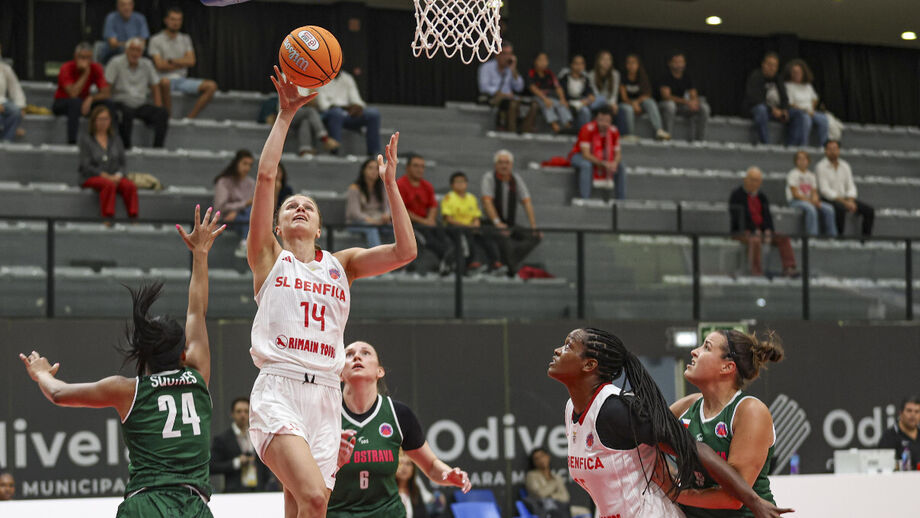 Jogo de basquetebol entre Benfica e Ostrava