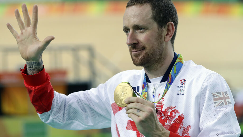 Bradley Wiggins com uma das suas medalhas olímpicas