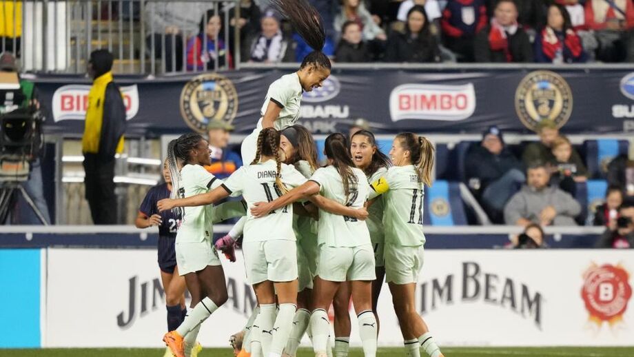 Jogadoras portuguesas celebram mais um golo aos EUA