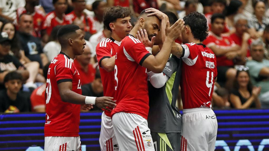 Jogadores do futsal do Benfica festejam