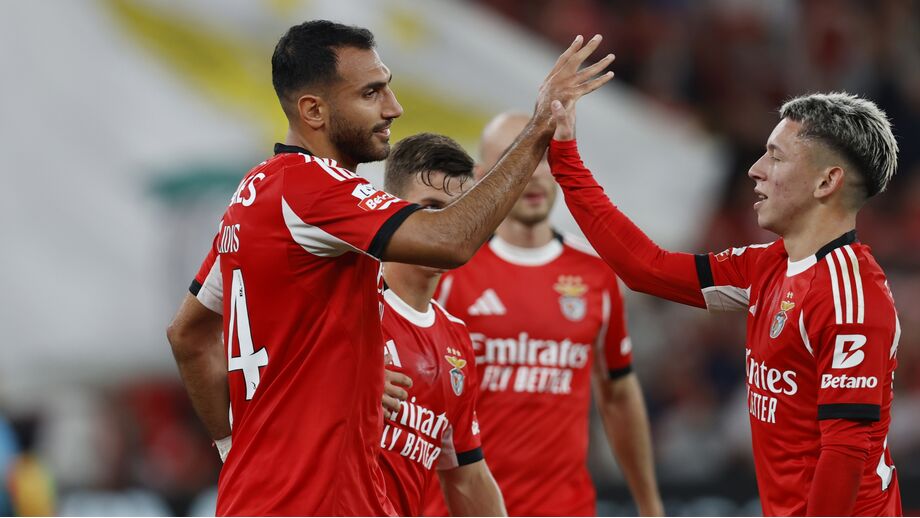 Pavlidis celebra com os companheiros de equipa após apontar um hat trick frente ao Arouca