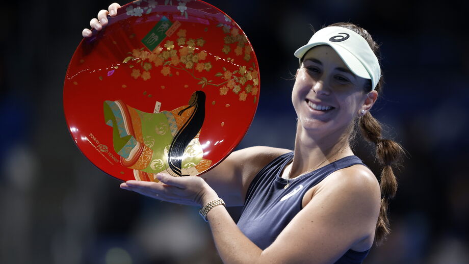 Belinda Bencic festeja conquista do torneio de Tóquio