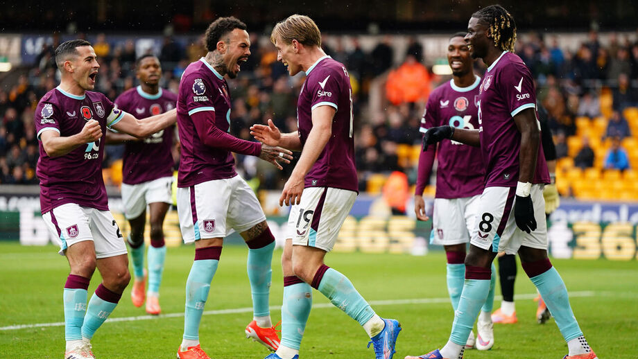 Jogadores do Burnley a festejar 