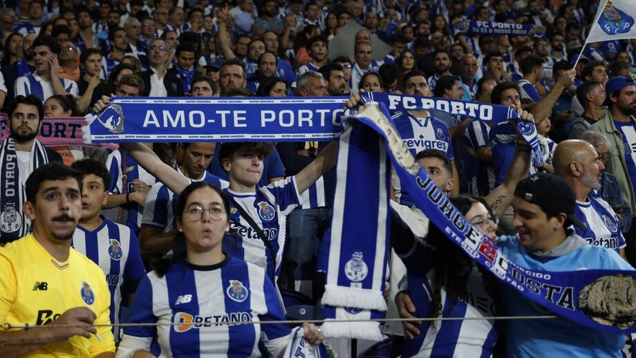 Adeptos azuis e brancos têm esgotado os encontros no Estádio do Dragão