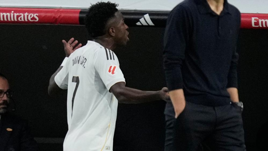 Vinícius Jr. no momento da substituição