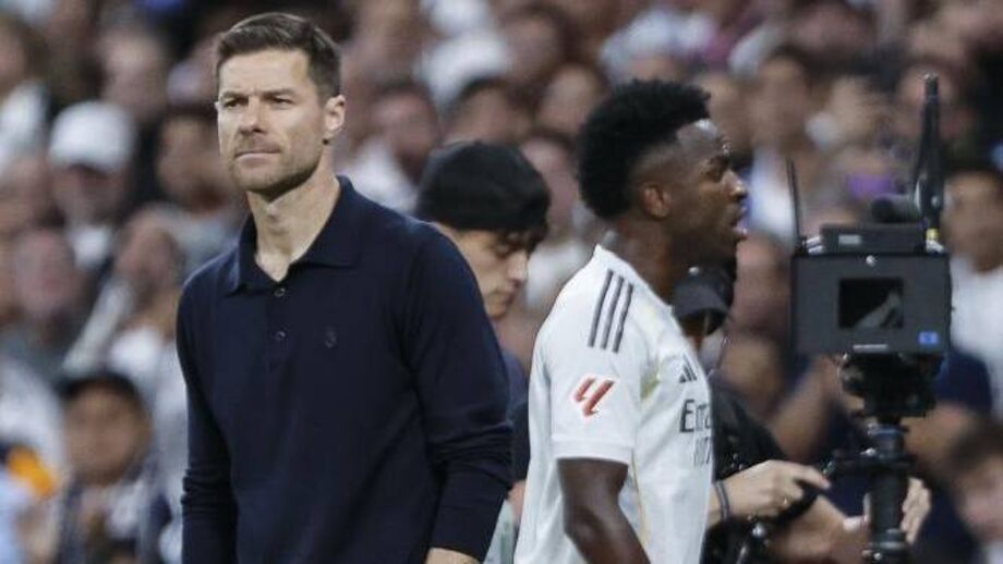 Xabi Alonso e Vinícius 