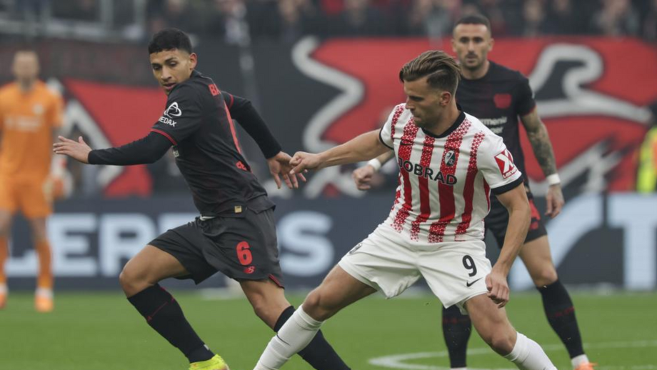 Ezequiel Fernández (à esquerda) e Lucas Hoeler (à direita) num jogo entre o Leverkusen e o Friburgo
