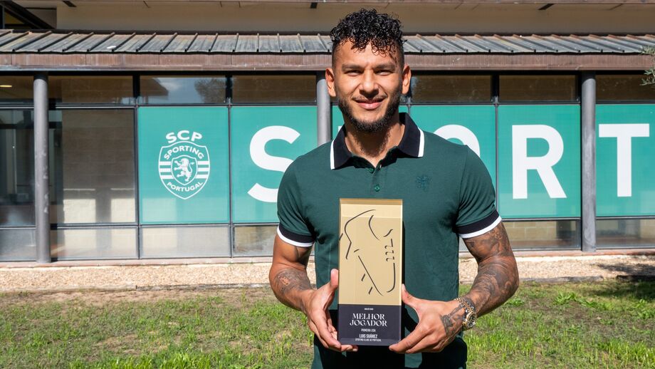 Luís Suárez recebe prémio de melhor jogador da Liga portuguesa nos meses de agosto e setembro