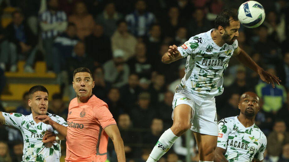 Marcelo cabeceia a bola