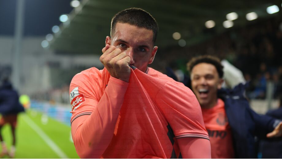 Deniz Gül beija o símbolo do FC Porto após garantir a vitória em Moreira de Cónegos