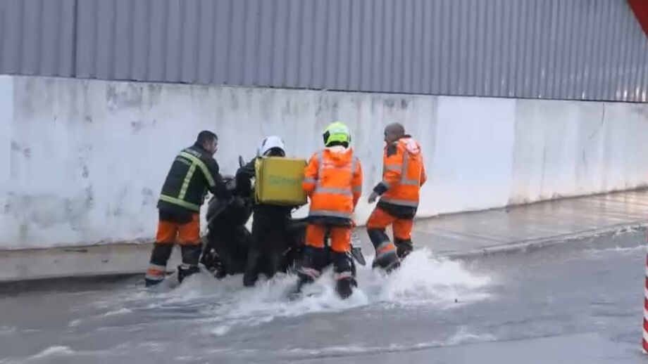 Foram mobilizados para o local um grande dispositivo de bombeiros.